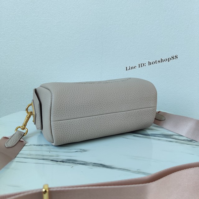 Prada專櫃2022秋冬新款雕花logo斜跨包 1BH187 普拉達平紋小牛皮肩背包 csp1276